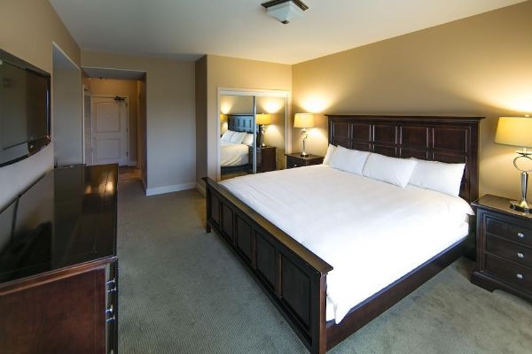 Marina & Spa Lodge Of Four Seasons Golf Resort (Village of Four Seasons)